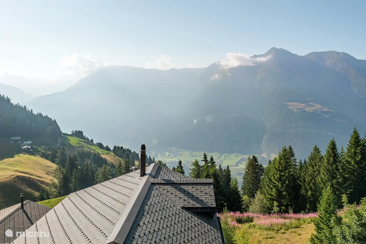 Het huis, met een berging en wasruimte, ligt op het rustige zuiden met zijn balkons, met vrij uitzicht op de bergen aan de overkant en de Walliser Alpen.