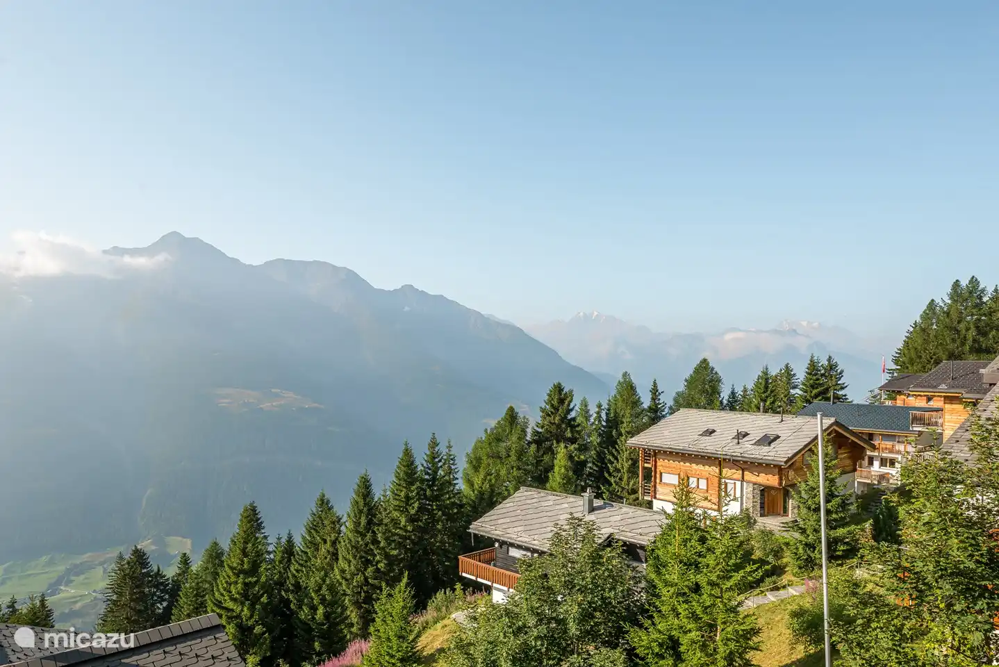 Het huis, met een berging en wasruimte, ligt op het rustige zuiden met zijn balkons, met vrij uitzicht op de bergen aan de overkant en de Walliser Alpen.