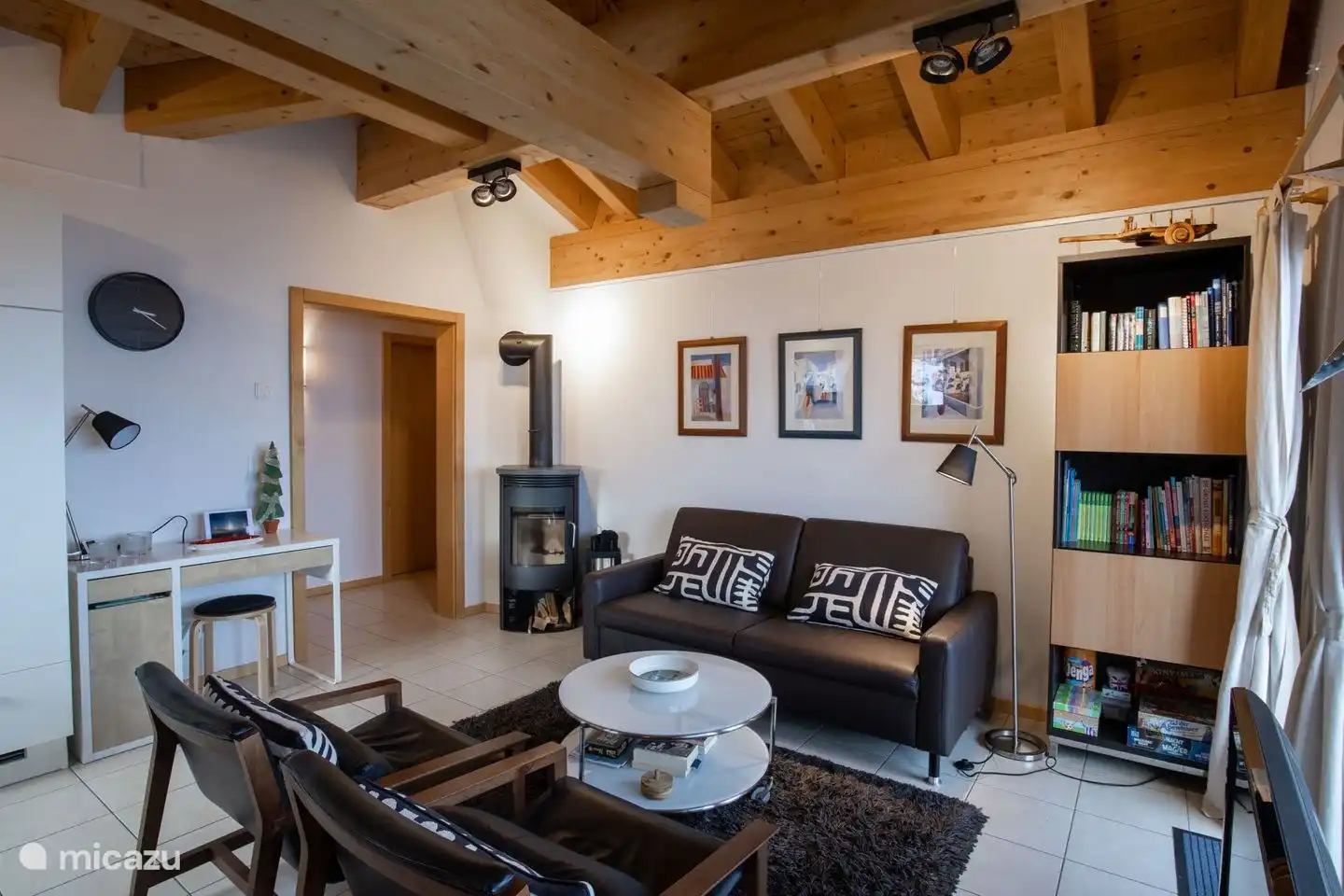 Woonkamer/haard met open keuken en groot balkon op het zuiden