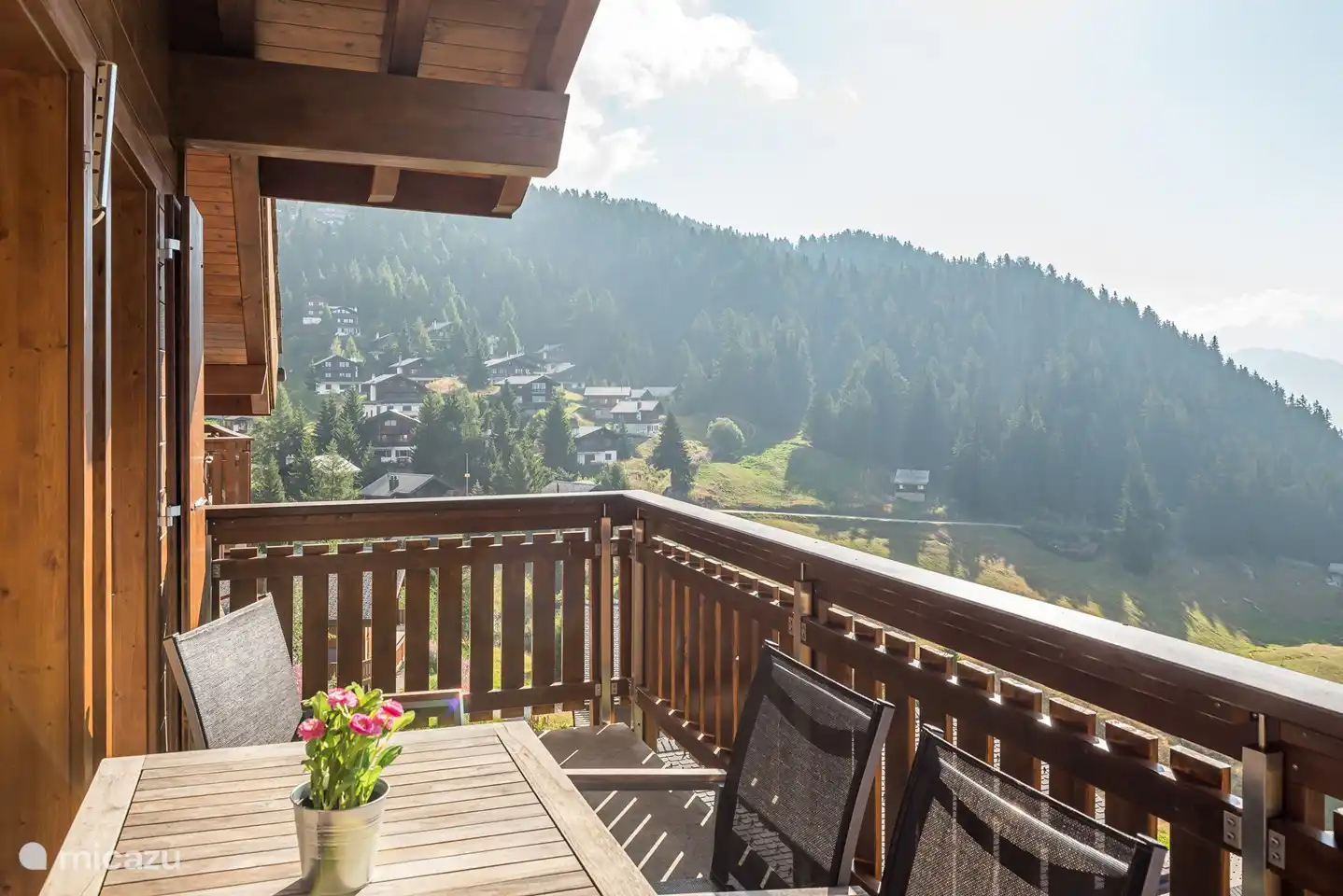 Het huis, met een berging en wasruimte, ligt op het rustige zuiden met zijn balkons, met vrij uitzicht op de bergen aan de overkant en de Walliser Alpen.
