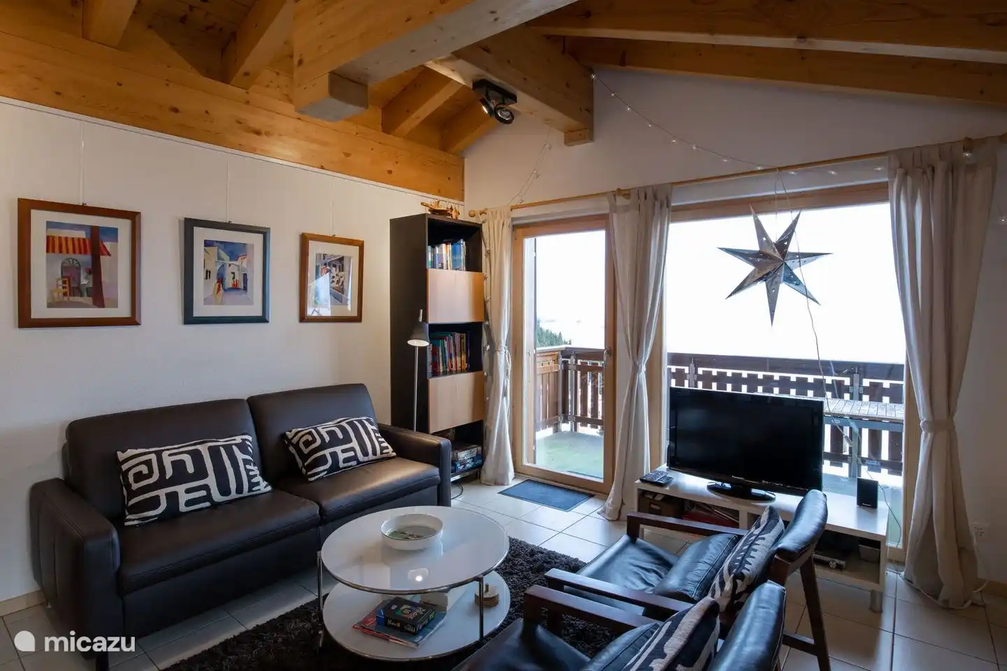 Woonkamer/haard met open keuken en groot balkon op het zuiden