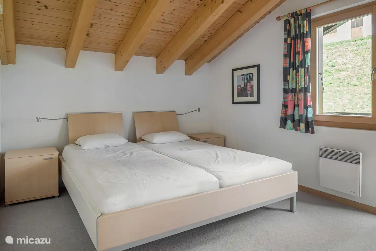 Slaapkamer met een tweepersoonsbed, waarvan één met een balkon op het noorden.