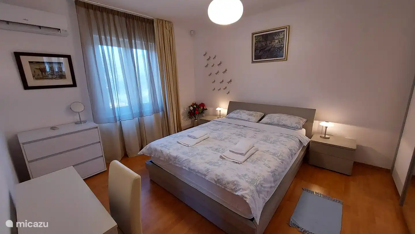 Primer dormitorio, cama queen