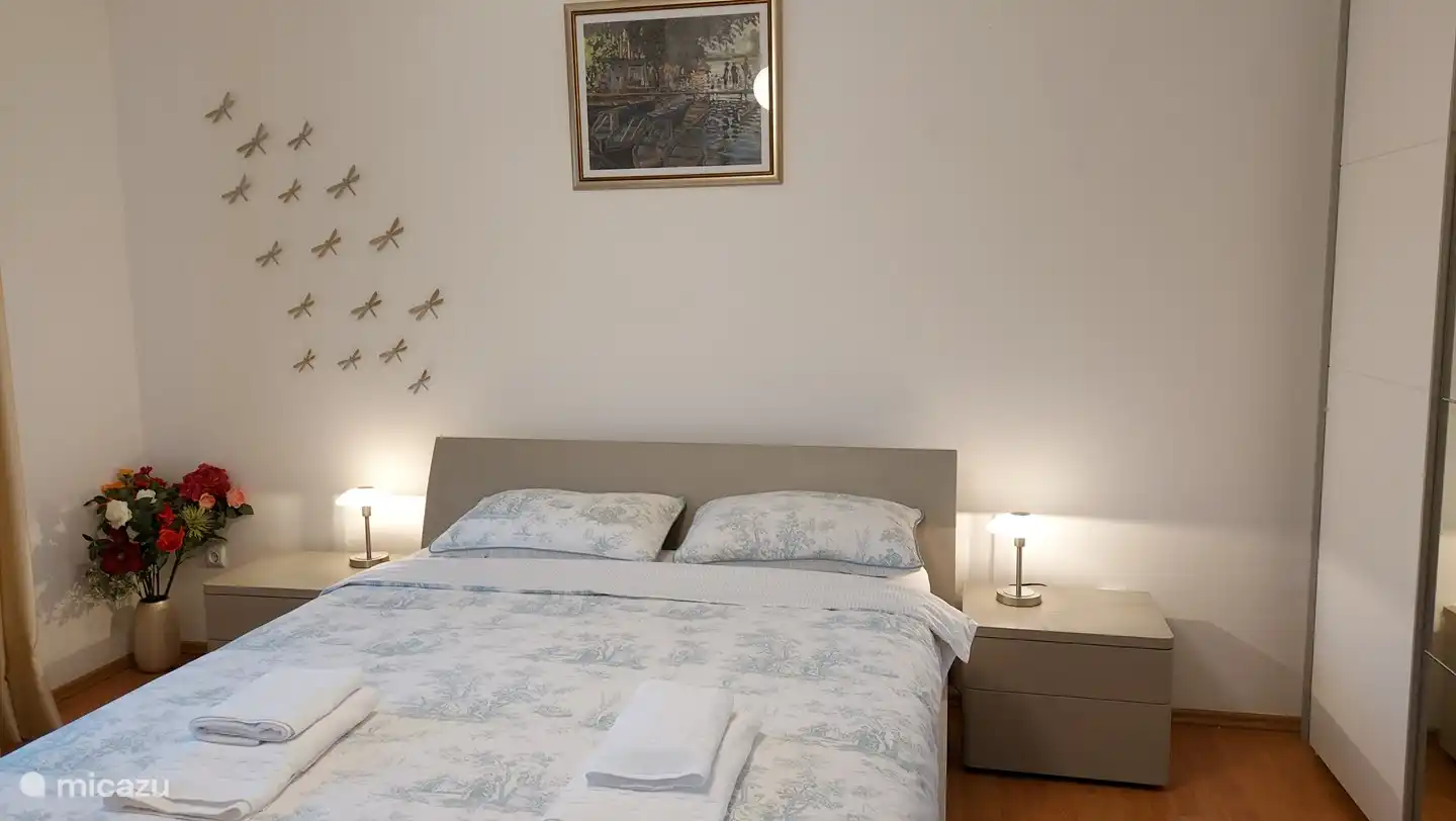 Primer piso, dormitorio principal, cama queen