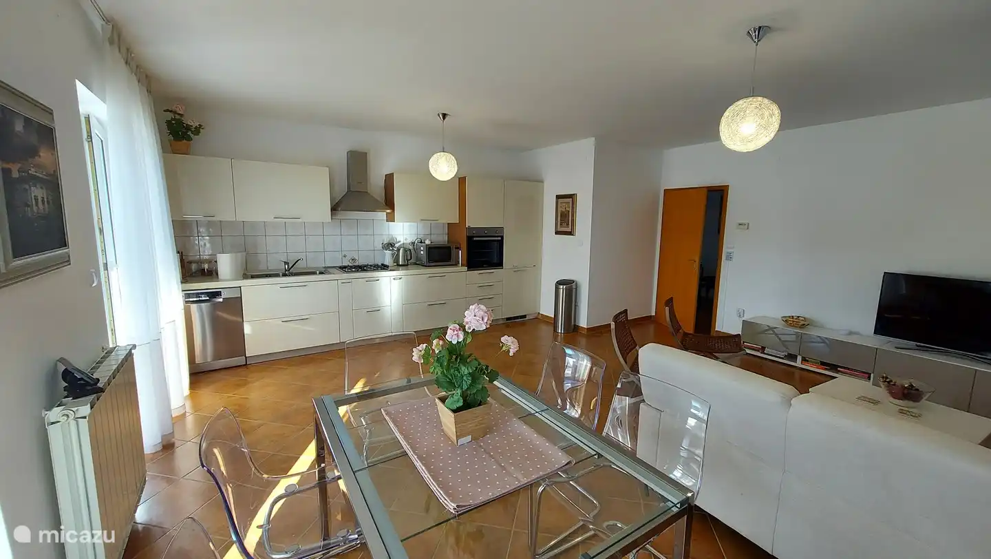 Primera planta, cocina de apartamento de dos dormitorios.