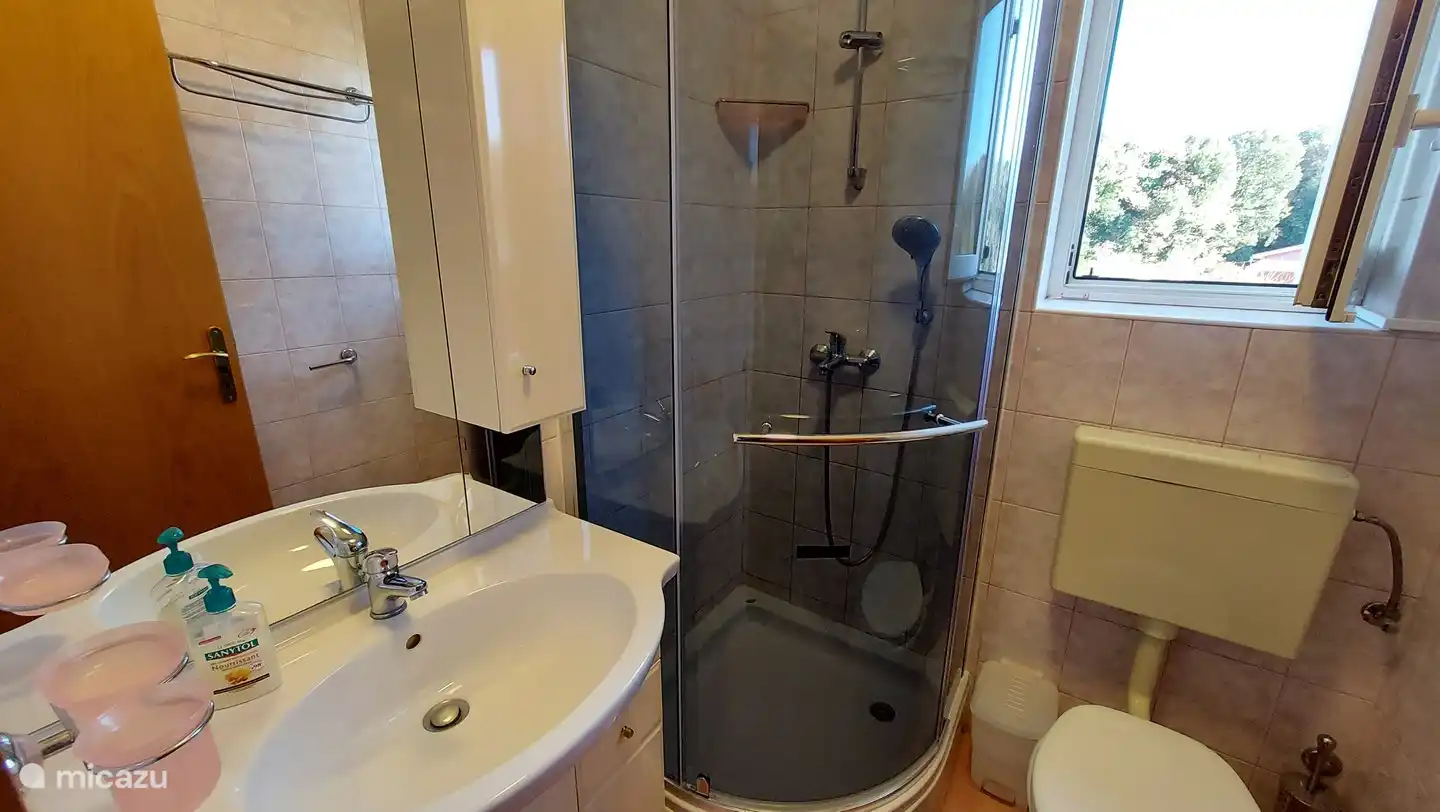 Primer baño, apartamento de dos dormitorios - primer piso