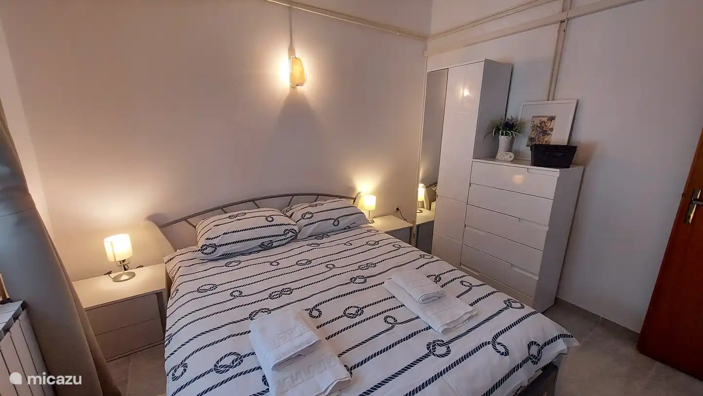 Apartamento con poco salón y cocina