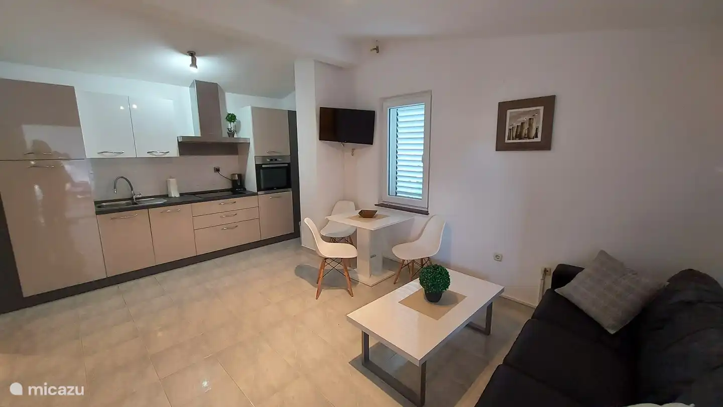 Apartamento con poco salón y cocina