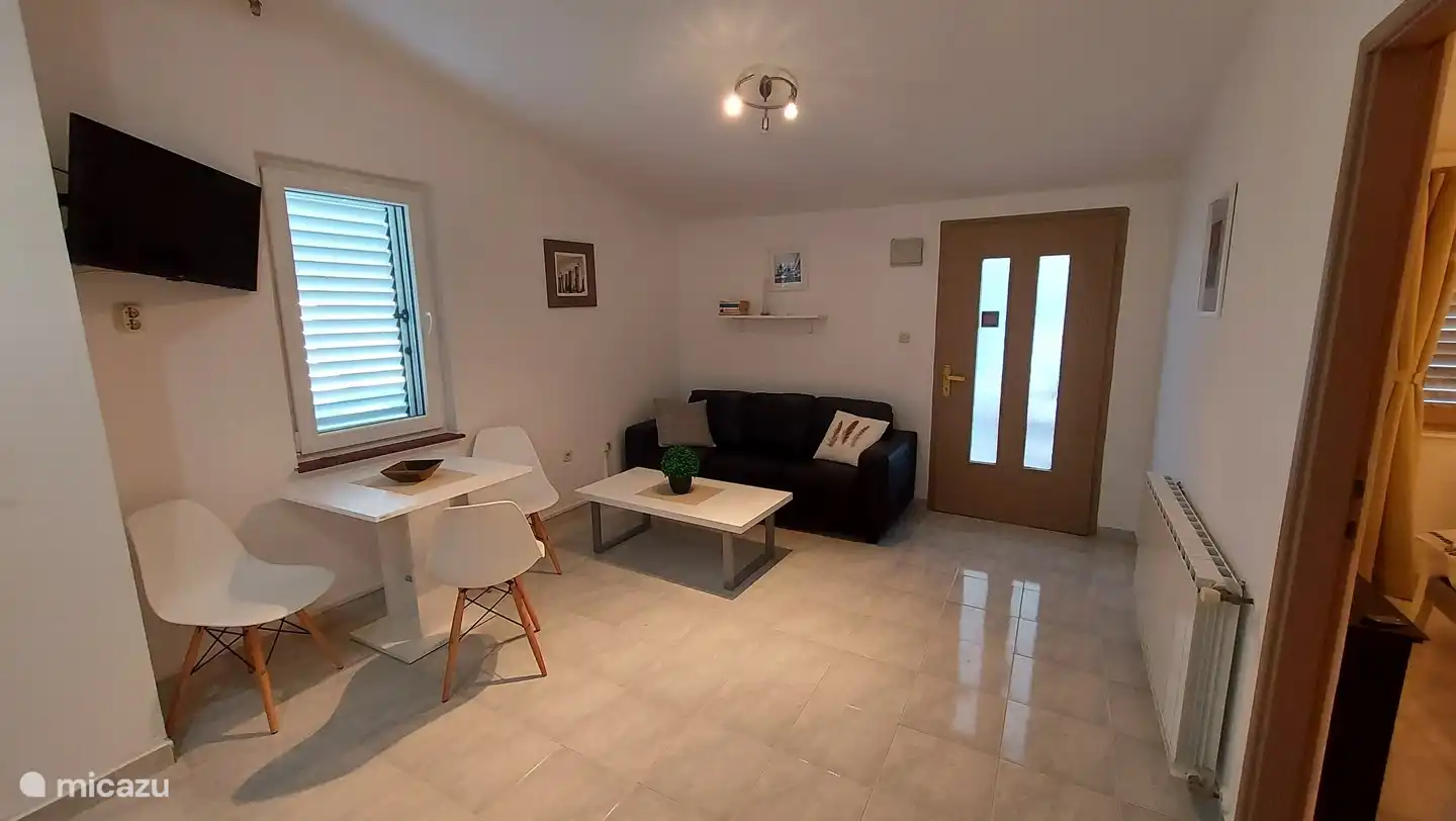 Apartamento con poco salón y cocina