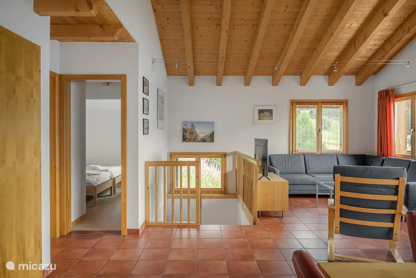 Eingang / Garderobe, ein großes Wohnzimmer mit Kamin