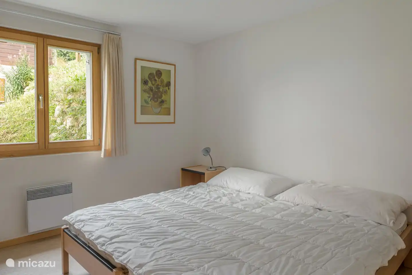  großes Schlafzimmer mit zwei Einzelbetten und Bad mit Dusche / WC / Lavabo.