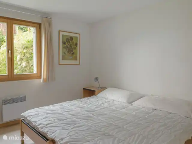 Location de Vacances Suisse, Valais, Bettmeralp, chalet - UVA grande chambre avec deux lits simples et salle de bain avec douche/toilette/lavabo.