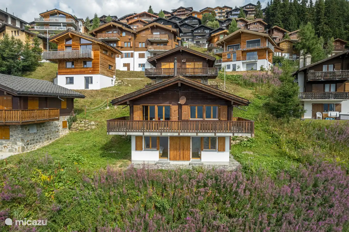Das Chalet befindet sich am Rande der Gebäude und hat einen riesigen Balkon, der nach Osten, Süden und Südwesten ausgerichtet ist, sowie eine Terrasse im Süden. 