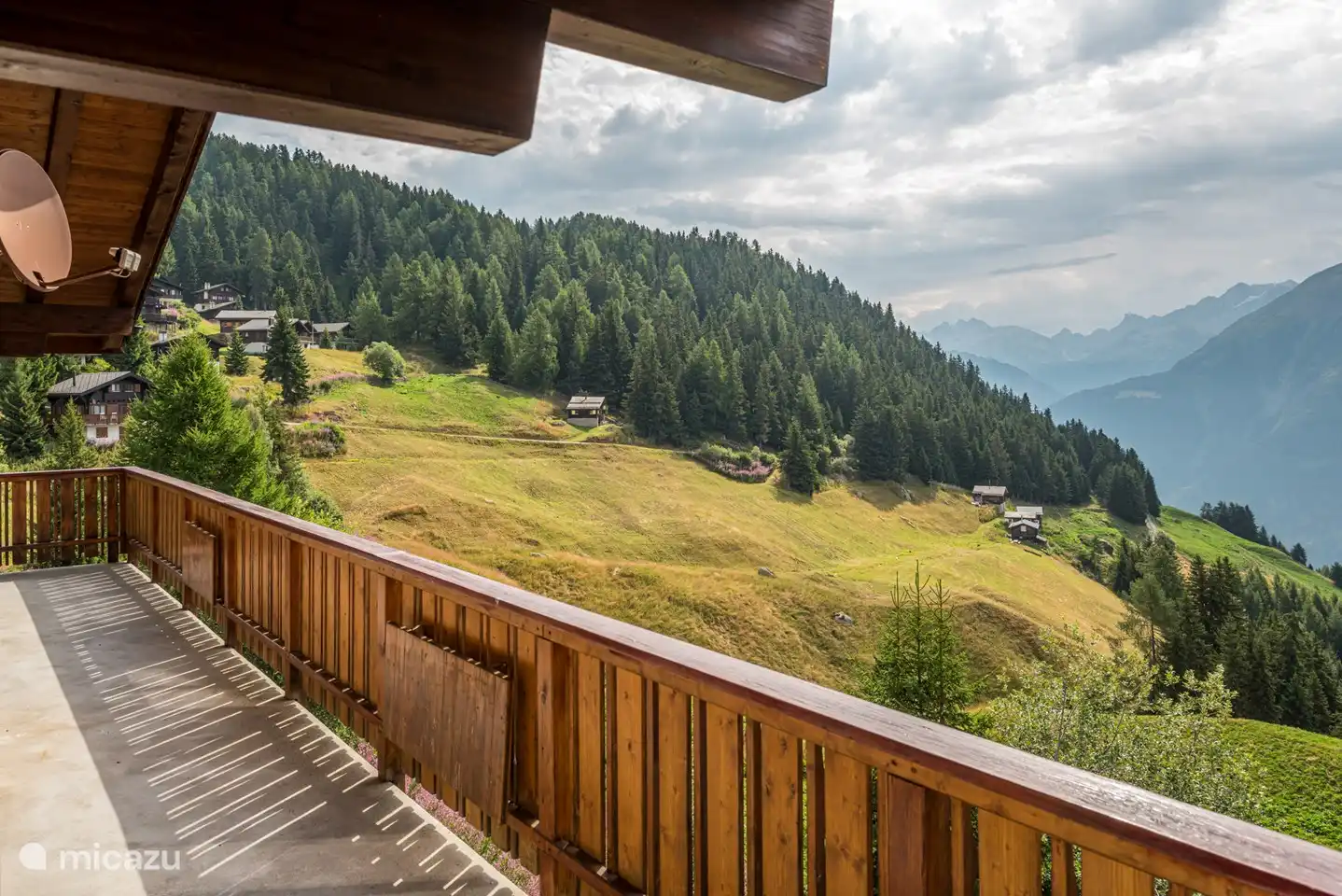 freistehenden Chalet mit einem großen Balkon und Terrasse / Garten im Süden