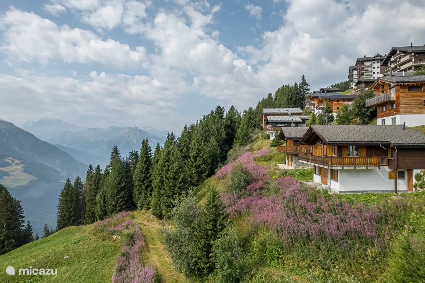 Das Chalet befindet sich am Rande der Gebäude und hat einen riesigen Balkon, der nach Osten, Süden und Südwesten ausgerichtet ist, sowie eine Terrasse im Süden. 