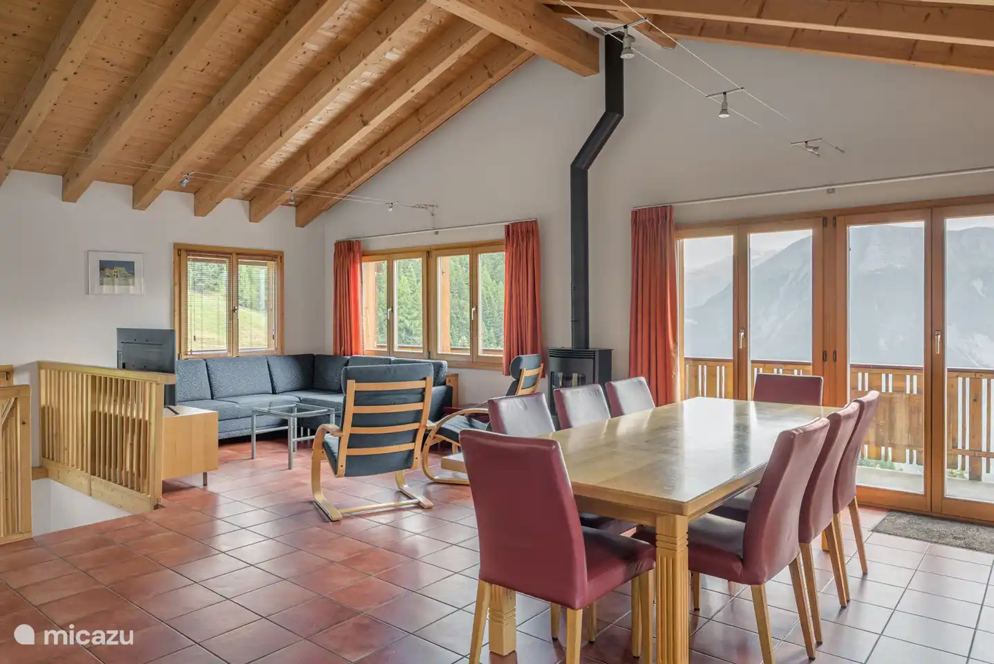 Eingang / Garderobe, ein großes Wohnzimmer mit Kamin