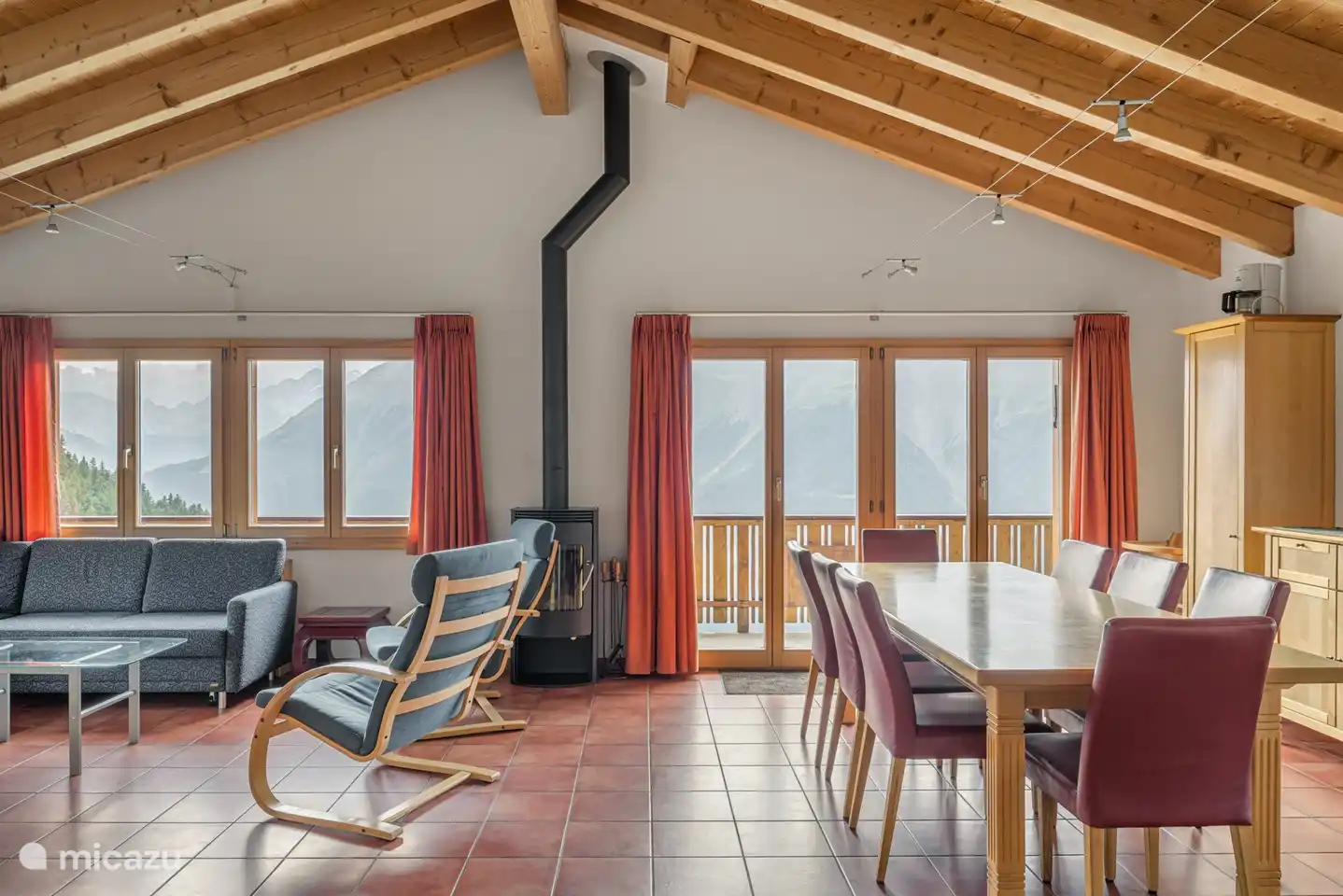 Eingang / Garderobe, ein großes Wohnzimmer mit Kamin