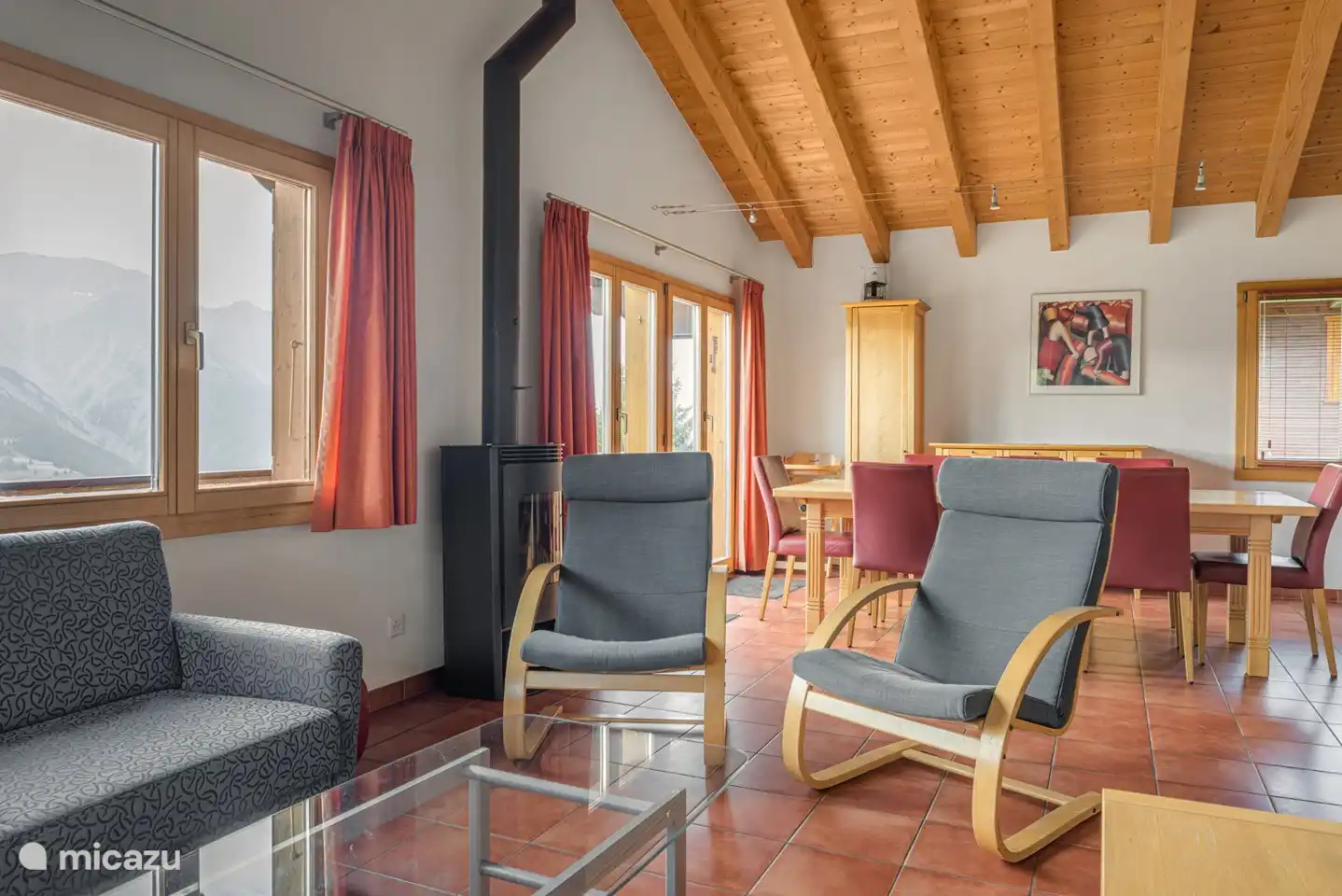 Eingang / Garderobe, ein großes Wohnzimmer mit Kamin