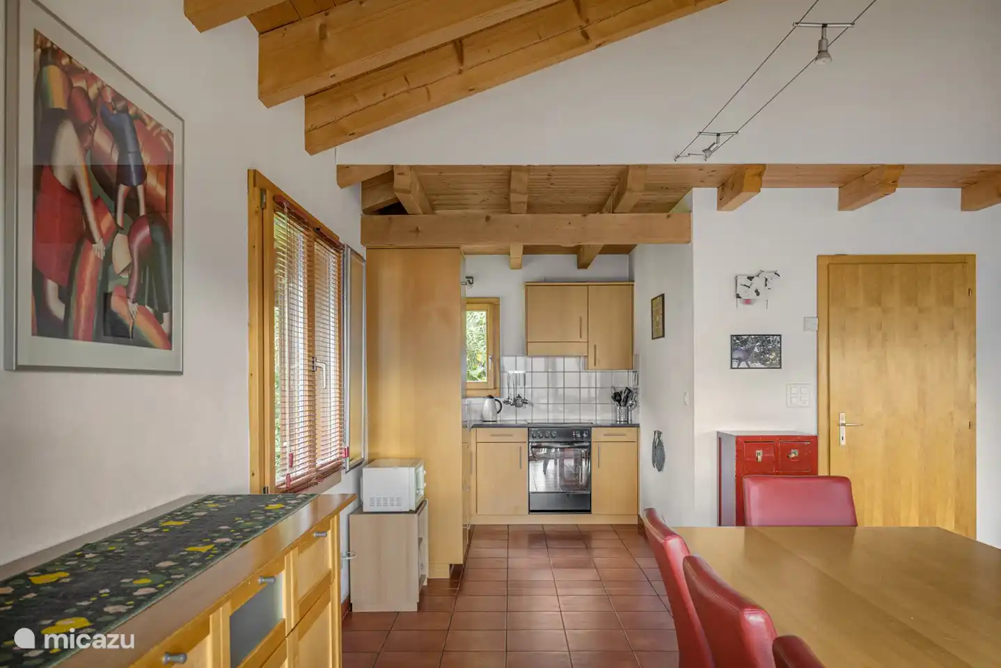 Eingang / Garderobe, ein großes Wohnzimmer mit Kamin