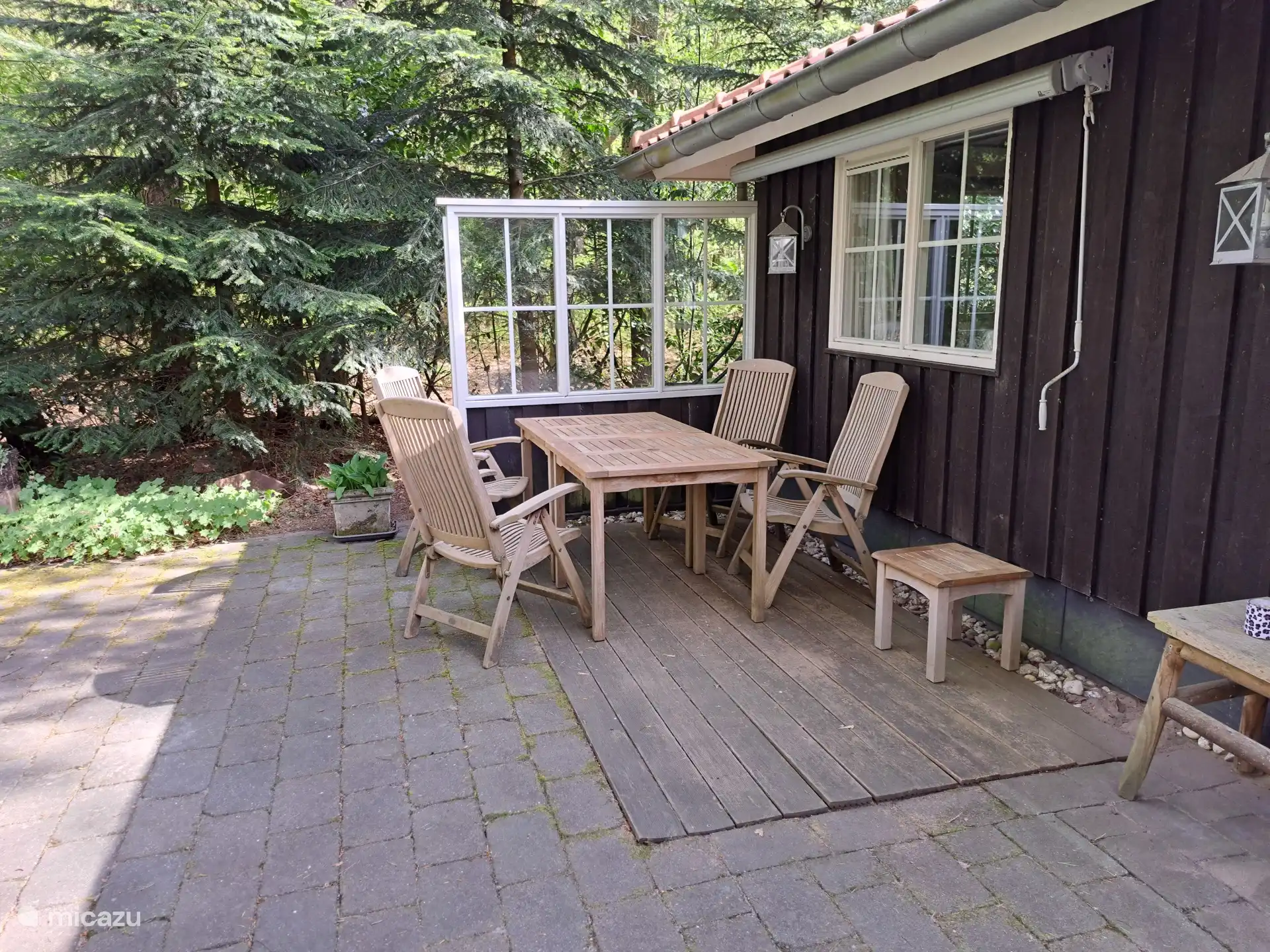 Het terras aan de achterzijde van de Tuinfluiter