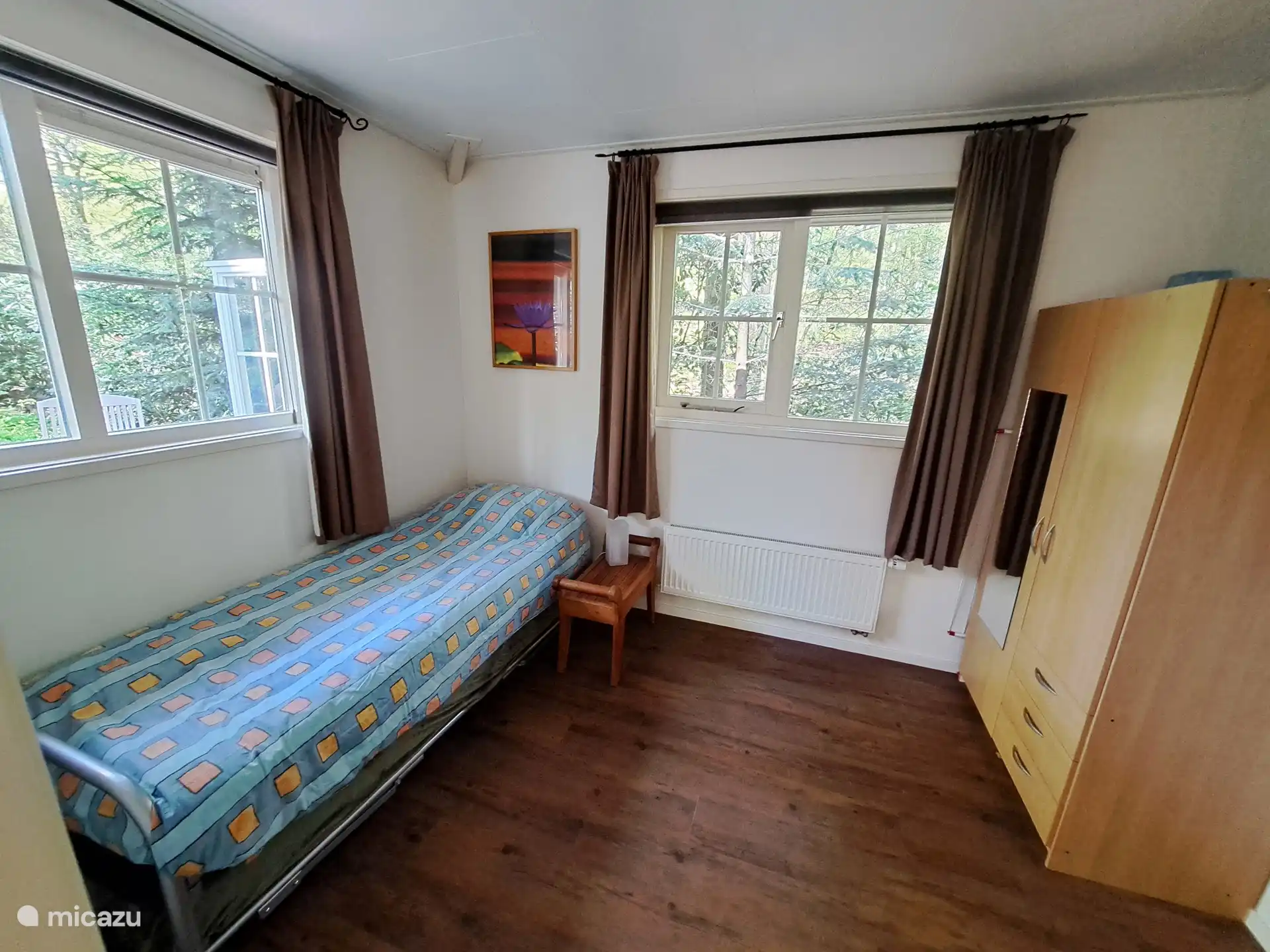 Slaapkamer met 1-persoons bed