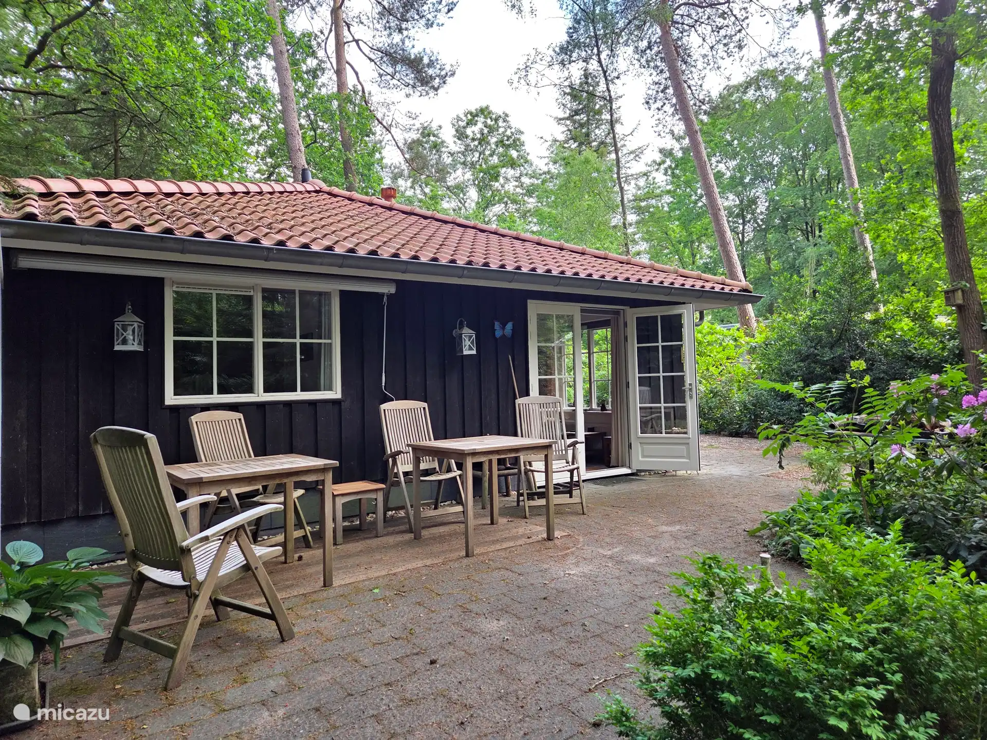 la terrasse à l’arrière de la maison
