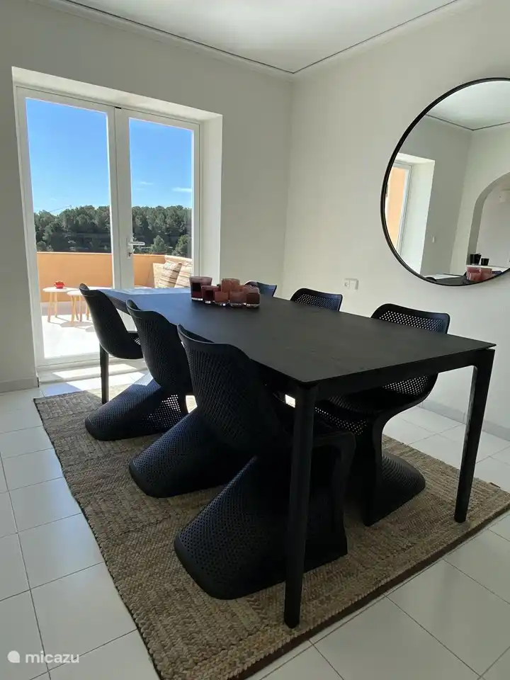 Amplia mesa de comedor donde puedes sentarte con todo el grupo.