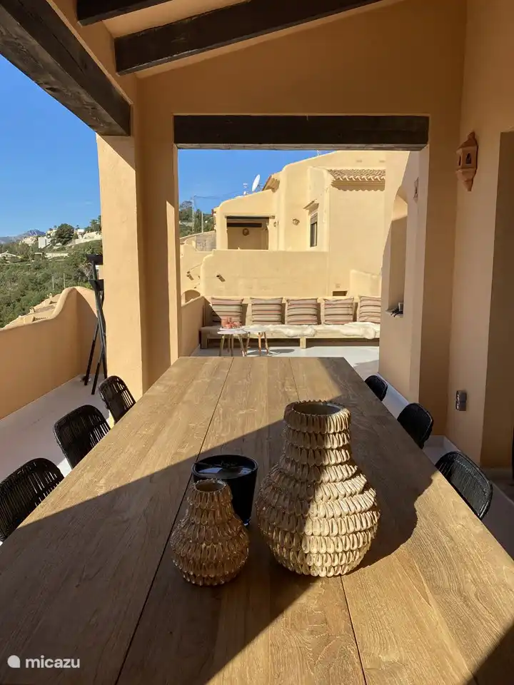 La mesa de comedor también tiene una vista del sofá del salón.