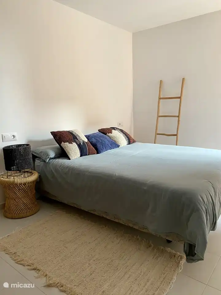 Dormitorio con cama doble