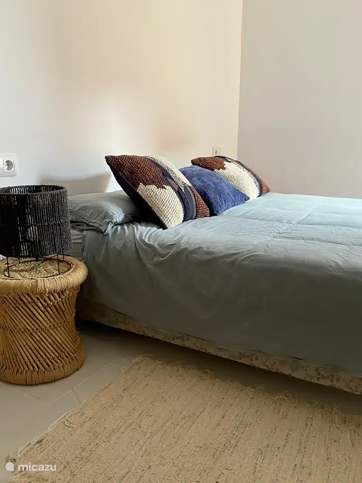 Dormitorio con cama doble