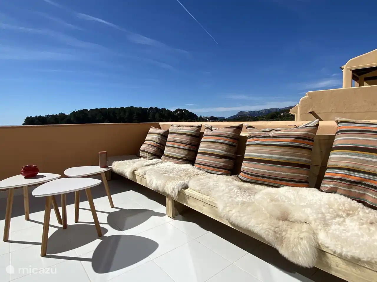 Puedes relajarte al aire libre en este sofá lounge