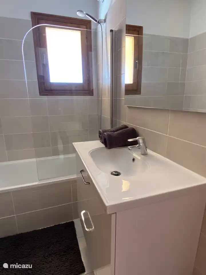 El baño con combinación de bañera/ducha