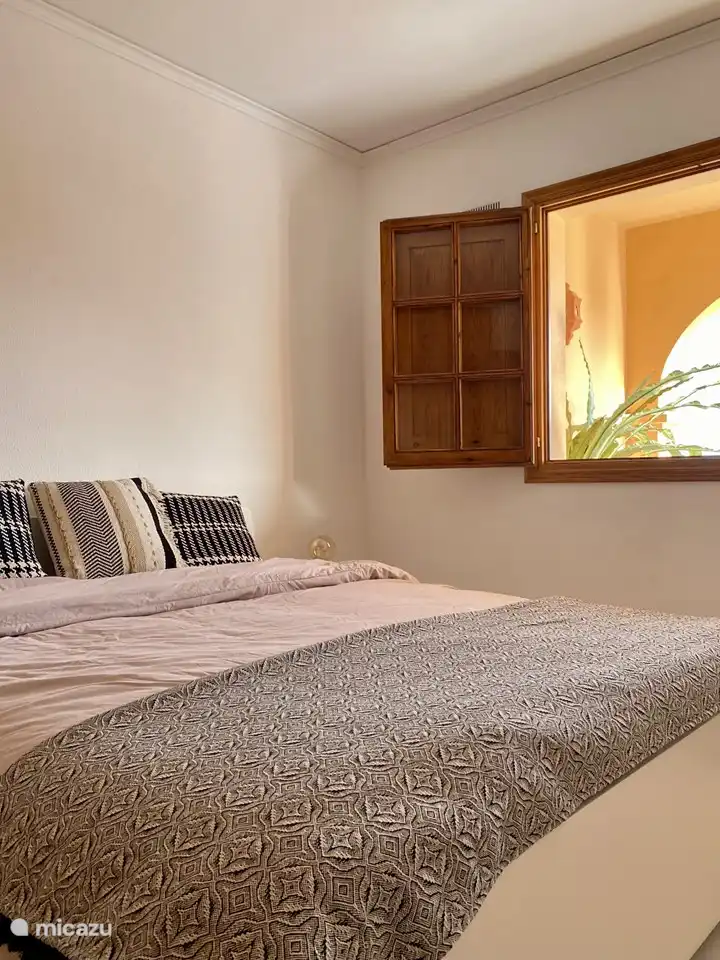 Dormitorio con cama doble