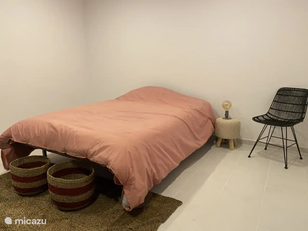 Dormitorio con cama doble