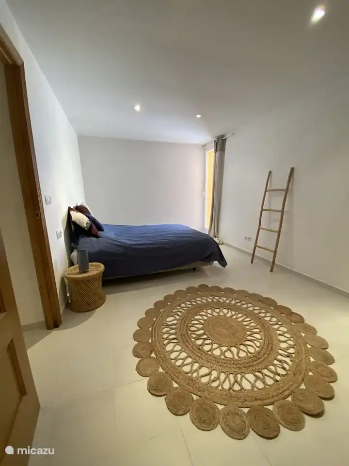 Dormitorio con cama doble