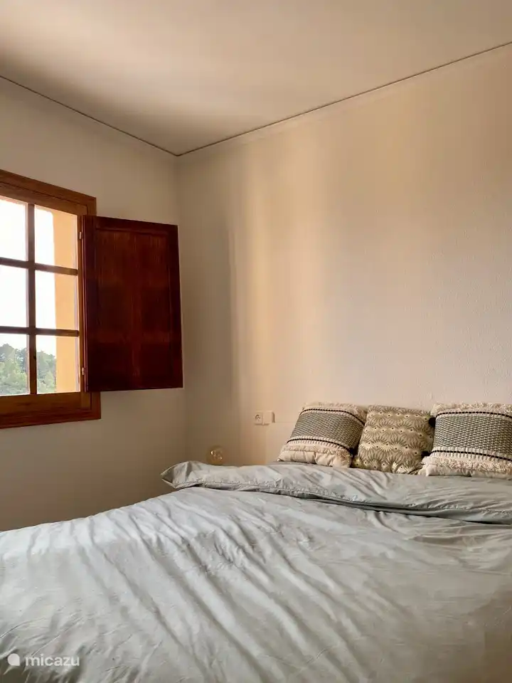 Dormitorio con cama doble