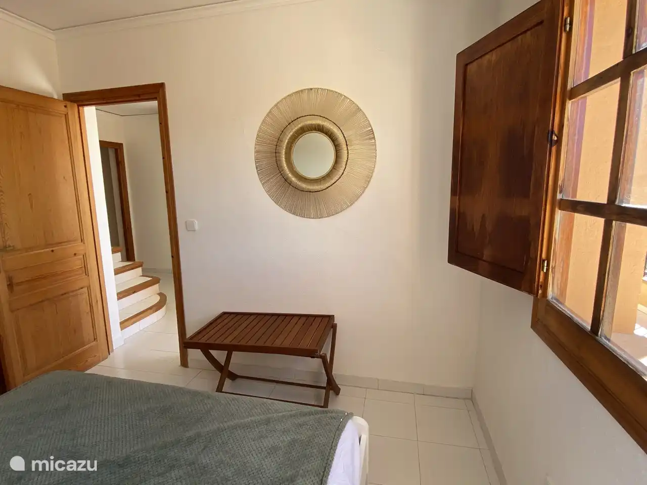 Dormitorio con cama doble