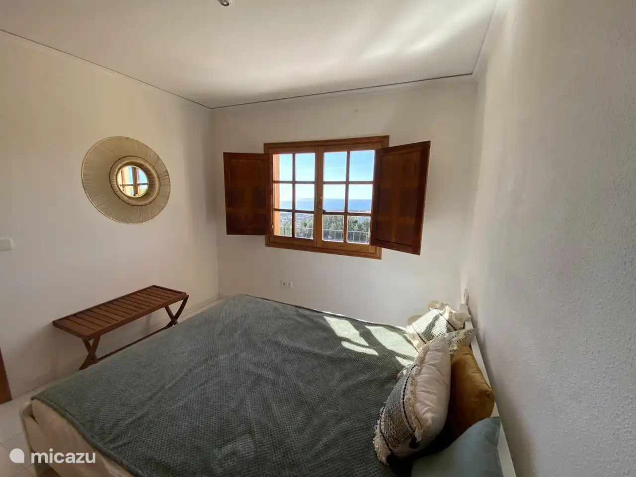 Dormitorio con cama doble