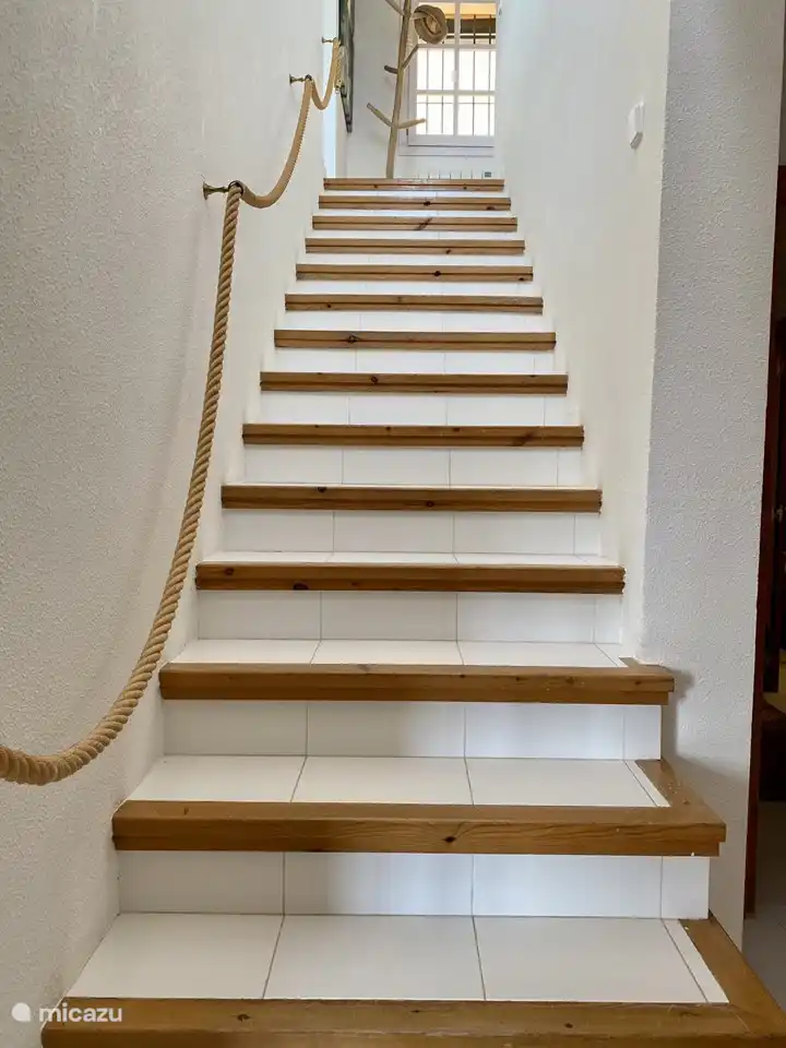 La escalera que comunica el sótano con la planta baja.