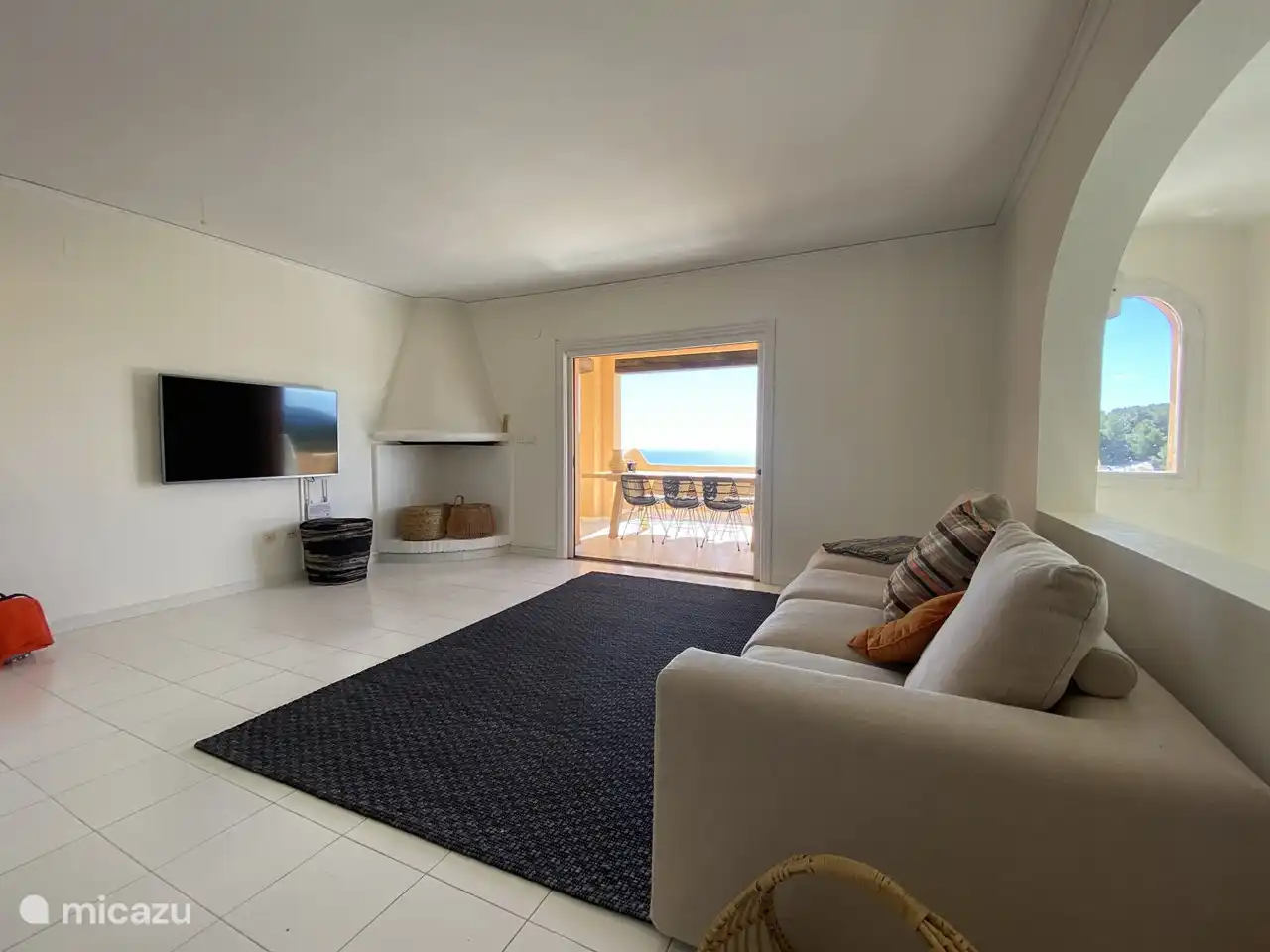 La casa dispone de televisión por satélite.