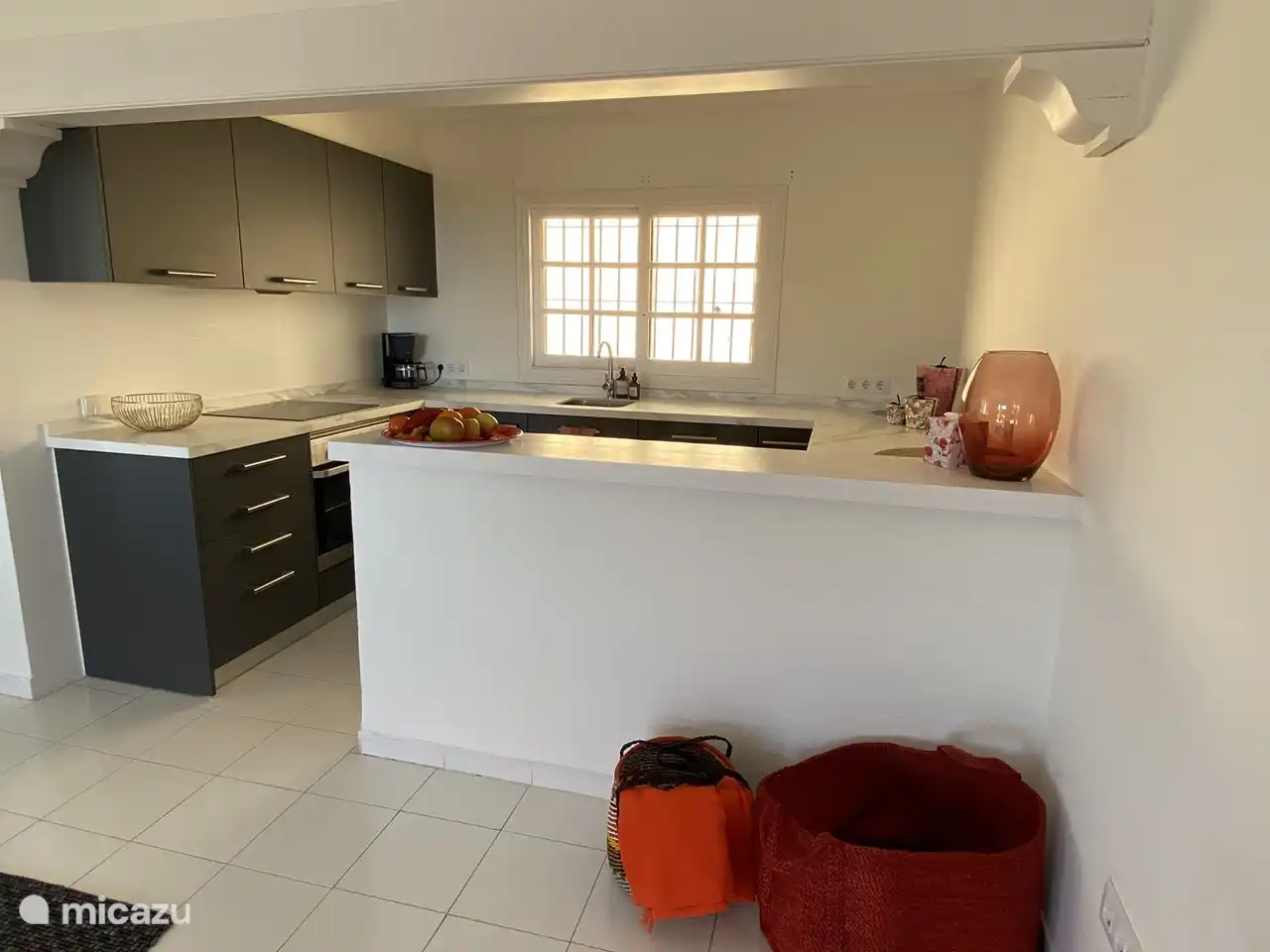 Una cocina abierta junto a la sala de estar.