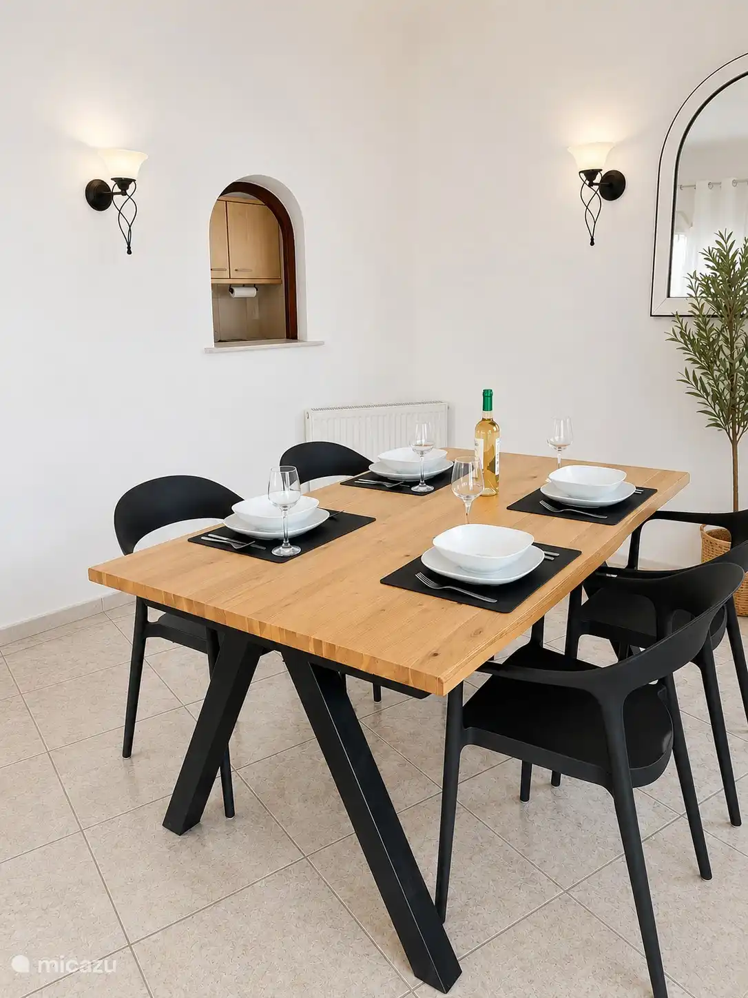eettafel met doorgeefluik naar keuken.  Tafel kan verlengd worden en er kunnen stoelen bijgezet worden van buiten. 