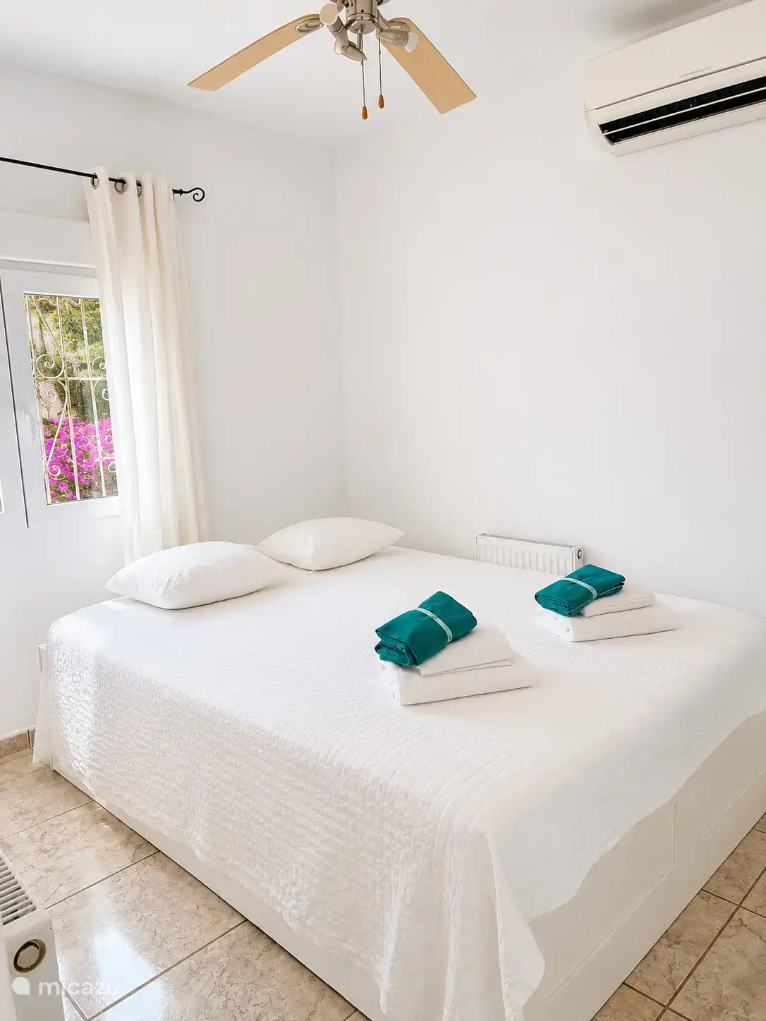slaapkamer 2 met privé badkamer: bed 1m60 x 2m