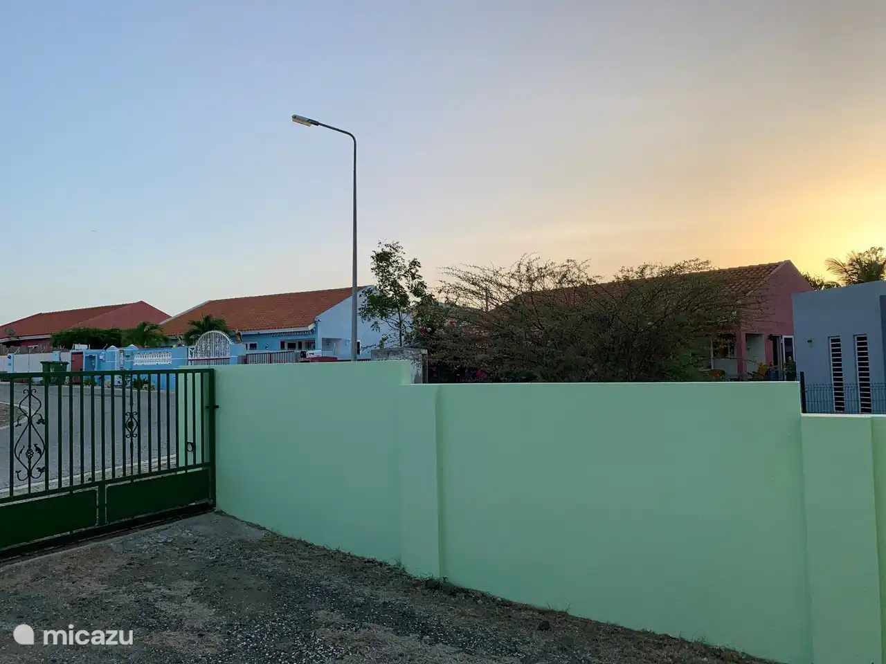 Automatic gate for driving in and out of car;' s