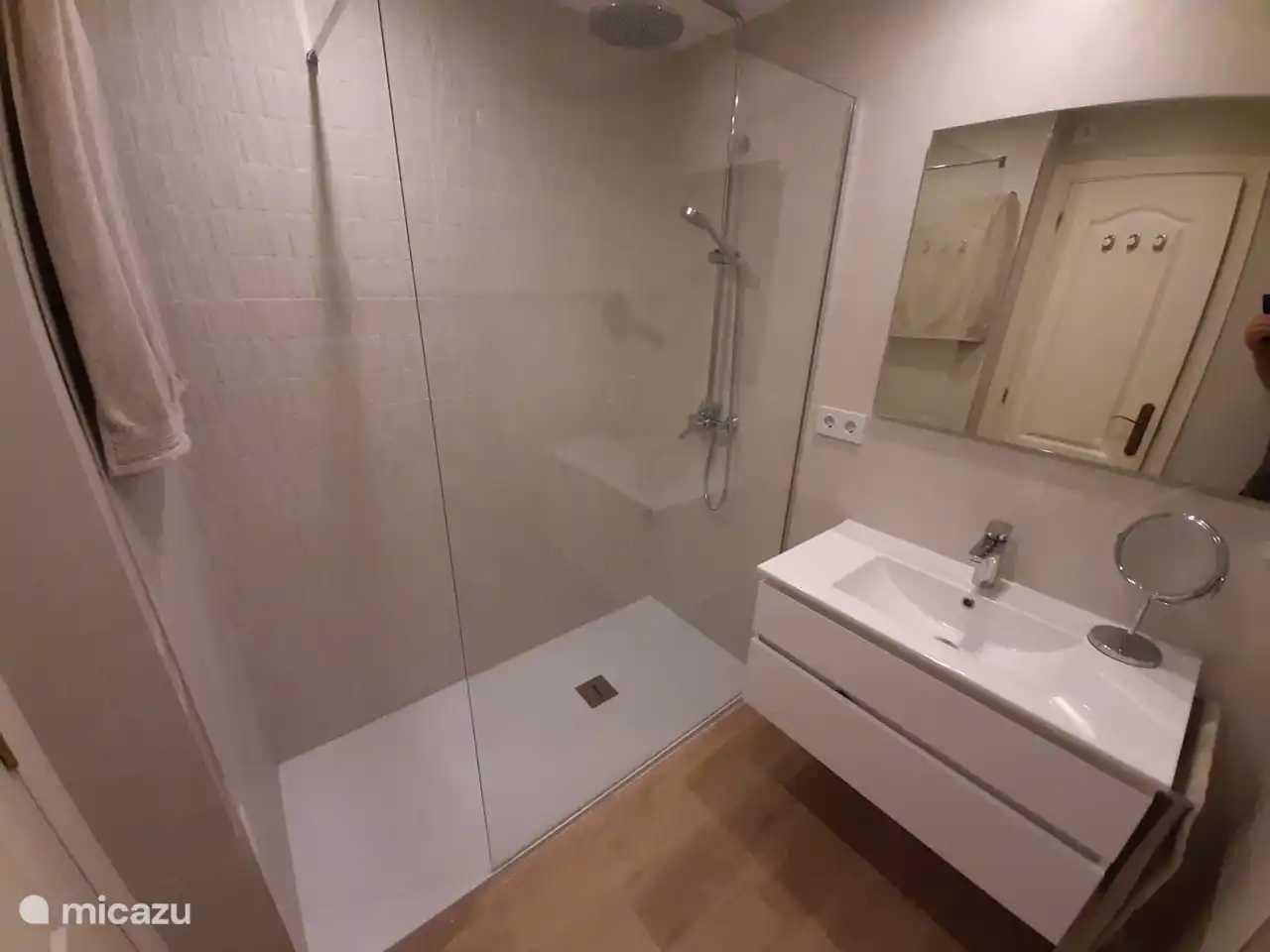 Cuarto de baño recientemente reformado con ducha, WC y bidé.