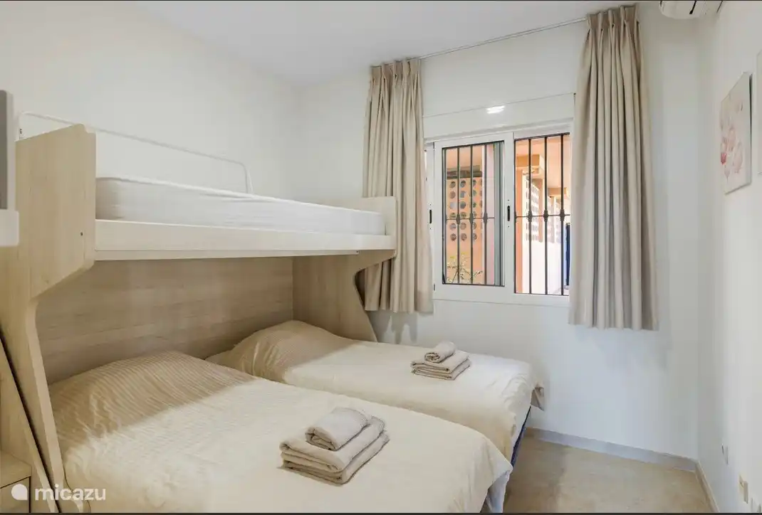 2do dormitorio con una 3ra cama