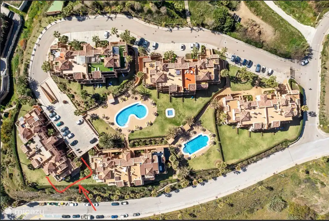 vista superior de la comunidad con las 2 grandes piscinas con piscina para niños