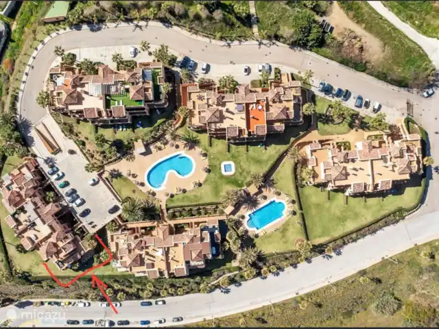 Résidence La Joya avec vue mer | Espagne, Costa del Sol, Mijas Costa - appartement vue de dessus de la communauté avec les 2 grandes piscines avec bassin pour enfants