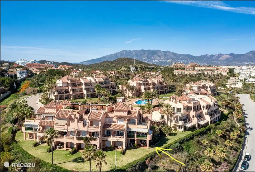 La flecha amarilla apunta a nuestro apartamento. Aquí se ve la parte trasera del dormitorio y la sala de estar.