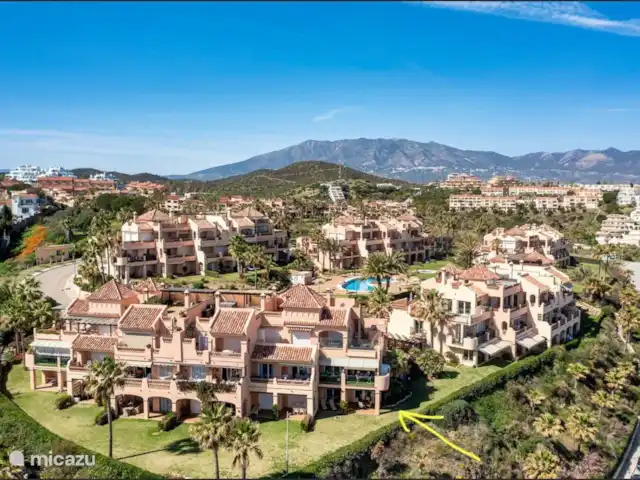 Résidence La Joya avec vue mer | Espagne, Costa del Sol, Mijas Costa - appartement La flèche jaune pointe vers notre appartement. Ici vous voyez l'arrière de la chambre et du salon.
